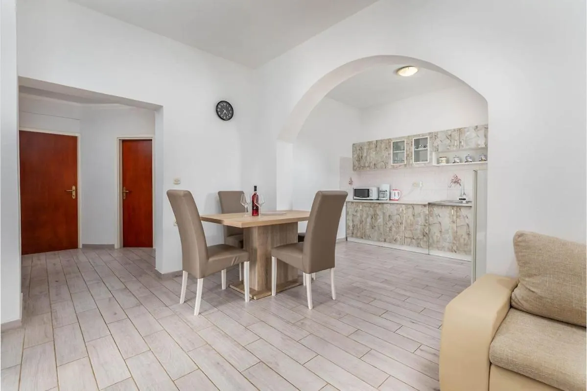 Apartment Chude Pula 0*,  Chorvatsko
