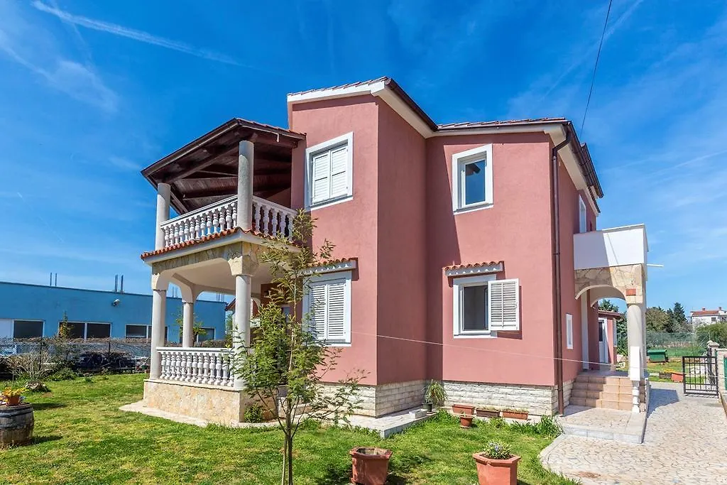 Apartments Chude Pula 0*,  Croatia