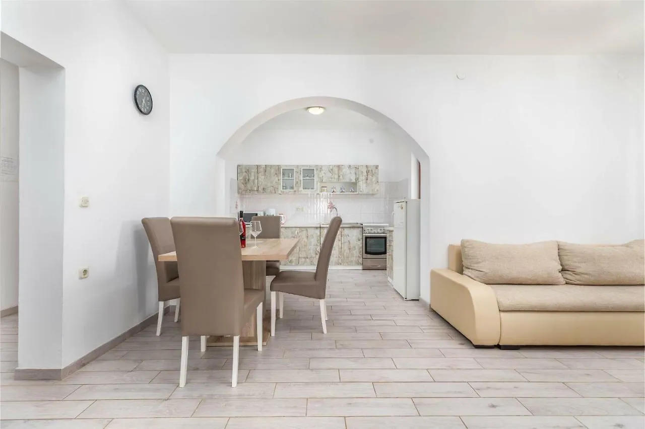 Apartments Chude Pula 0*,